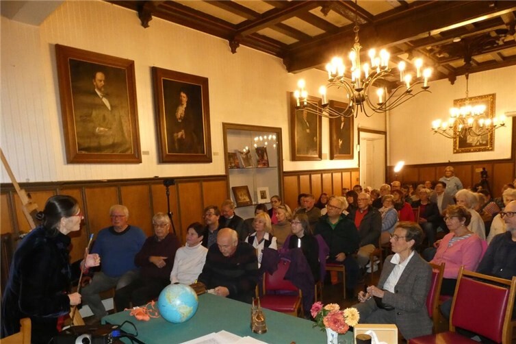 Familiengeschichte am authentischen Ort: Friederike Gross-Koschinski erzählt über ihre in den Ölgemälden dargestellten Vorfahren. Foto: Denkmalverein/Matthias Röcke