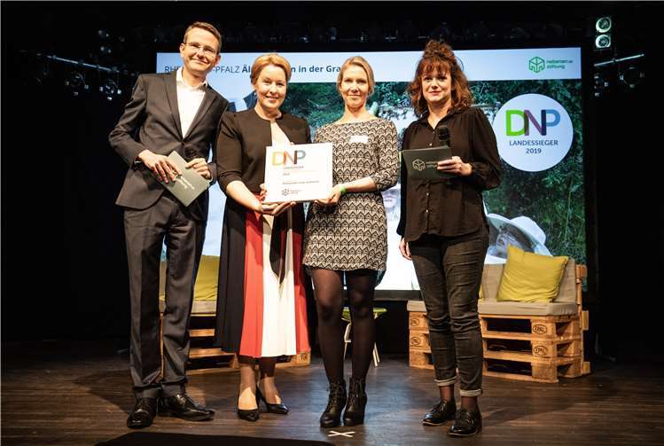 Familienministerin Franziska Giffey (Zweite von links) überreicht Lena Janssen (Dritte von links) den Nachbarschaftspreis für Rheinland-Pfalz. Mit auf dem Foto: (links) Sebastian Gallander, Geschäftsführer der nebenan.de Stiftung gGmbH, und (rechts) Friederike Sandow von der nebenan.de Stiftung. Foto: Christian Klant