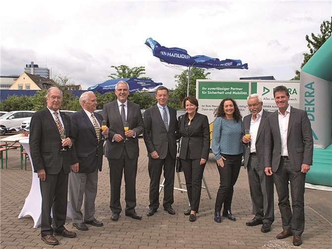 Familienmitglieder, Freunde, Bekannte, interessierte Kunden und Vertreter aus Politik und Wirtschaft waren gerne zur Neueröffnung des Autohauses gekommen