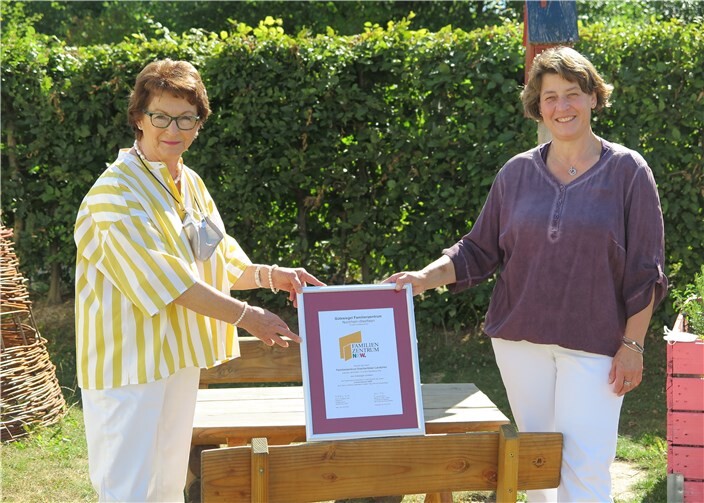 Familienzentrum Villip: Bürgermeisterin Renate Offergeld (l) und Stefanie Weißenfels, Leiter des Familienzentrum freuen sie über die weitere Rezertifizierung.Foto: Gemeinde Wachtberg