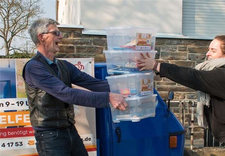 Familyboxen“ mit Gesellschaftsspielen, Büchern und Bastelmaterialien wurden verteilt.