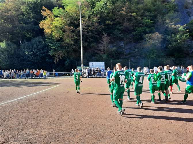 Fan-Unterstützung als Schlüssel zum Sieg: die Spieler und der Verein dankten den treuen Anhängern. Quelle: SV Leubsdorf