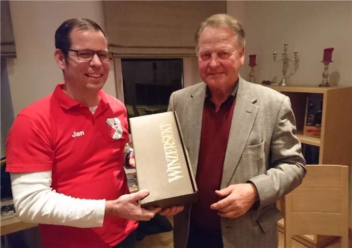 Fanclub-Vorsitzender Jan Keiman (links) dankte Karl-Heinz Thielen für den Besuch mit einer kleinen Aufmerksamkeit.