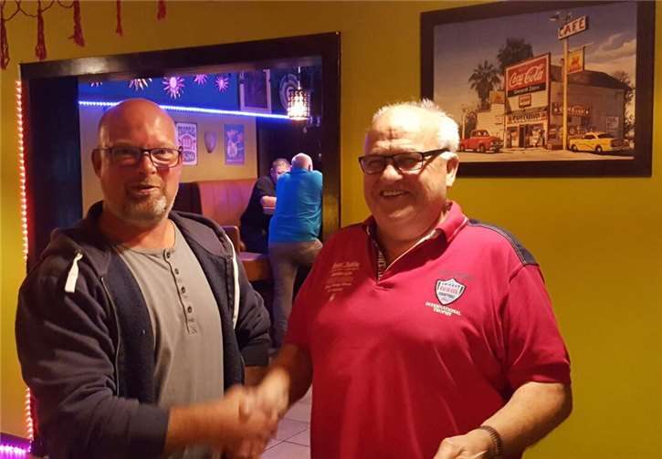 Fanclubgründer „Kalli“ Heinemann (r.) gibt das Amt des Kartenbeauftragten ab; hier bei der Übergabe des 1. Vorsitzenden Wolfgang Schellert privat