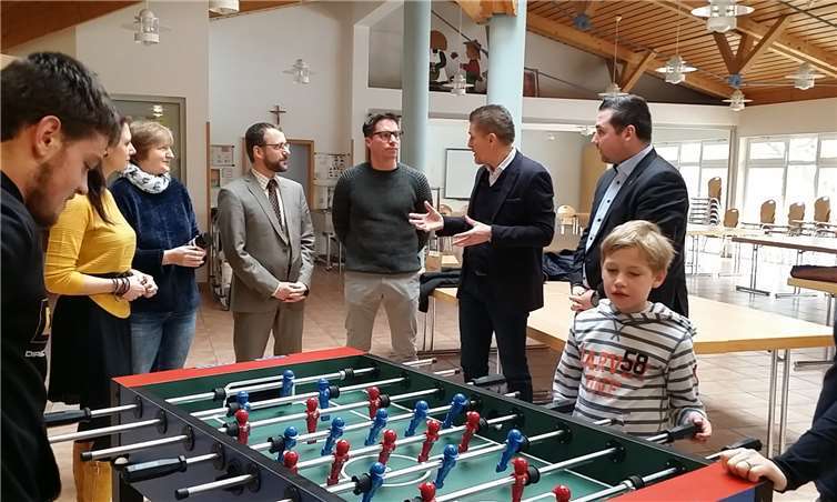 Fand sofort begeisterte Nutzer: Der neue Kicker-Tisch in der Integrativen Grundschule in St. Martin Düngenheim wurde von den Automatenunternehmern Pit Arndt (3. v. r.) und Marco Lauer (4. v. r.) übergeben. Landtagsmitglied Benedikt Oster vermittelte das Gerät über Verwaltungsdirektor Markus Wagener (5. v. r.).  privat