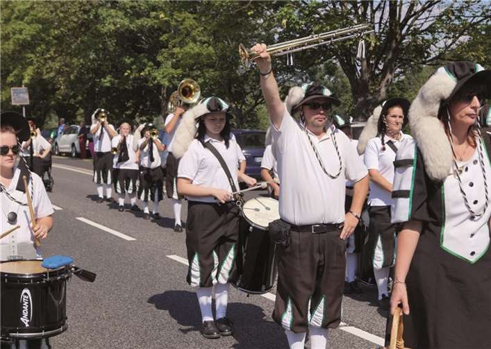 Fanfaren und Musikgruppen wirkten beim Festzug am Sonntag in Klotten mit.