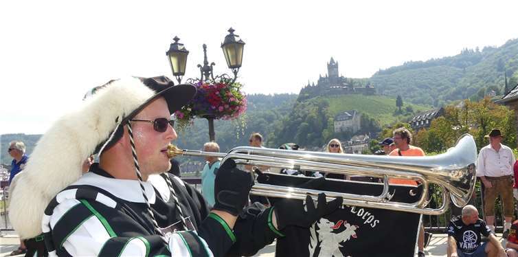 Fanfarenmusik auf der Skagerrak-Brücke erfreutebei gleichzeitigem Ausblick auf die Reichsburg.