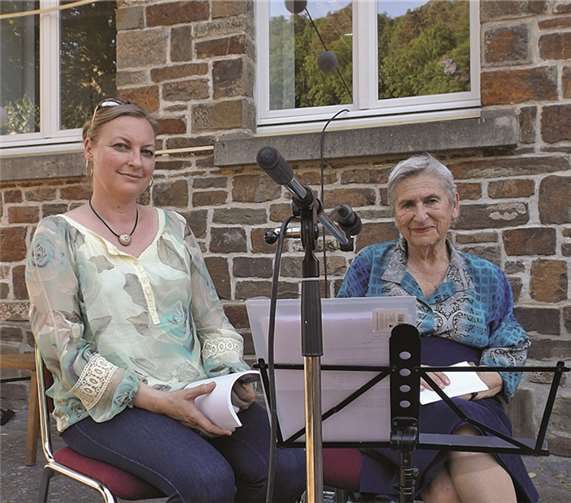 Fanja Banzowskaja (rechts) erzählte über ihre bedrückenden Erlebnisse während der Judenverfolgung in Osteuropa während des Zweiten Weltkrieges. Roswitha Dasch (links) erläuterte den geschichtlichen Hintergrund der Verfolgung der Ostjuden Pohler