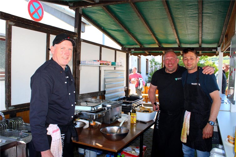 Fans deftiger Speisen waren beim Team vom Grillstand bestens aufgehoben. Foto: DU