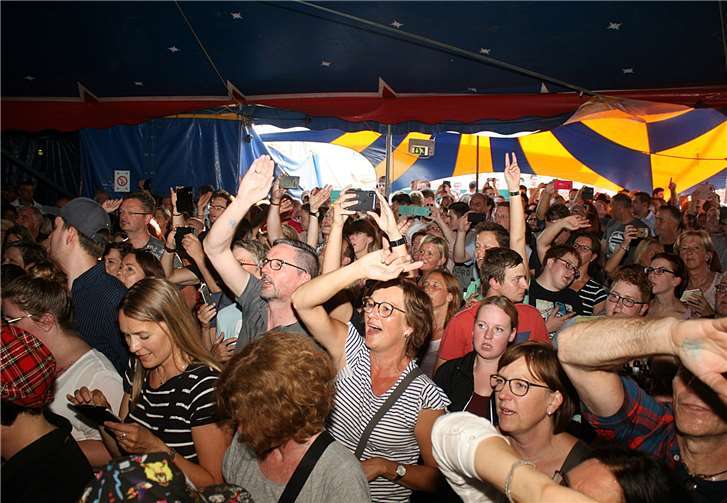 Fans nicht nur Bad Bodendorf und den übrigen Sinziger Ortsteilen, sondern aus der gesamten hatten die Vorverkaufsstellen gestürmt, um ihre Idole live zu erleben.