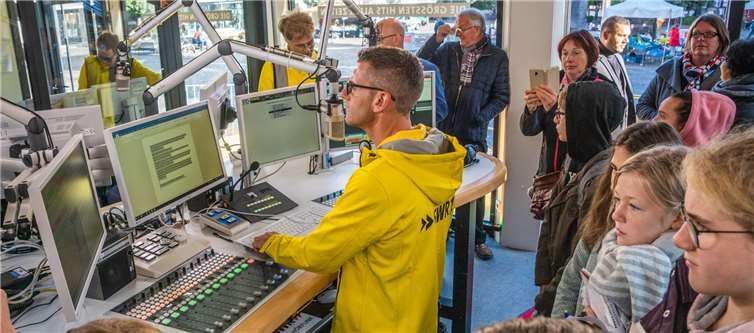 Fans schauen Moderator Hanns Lohmann „über die Schulter“.