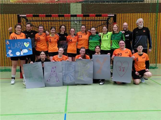Fanschilder für Lara Stein, die mit dem Spiel in Wittlich ihre Handballkarriere beendet. Foto: privat