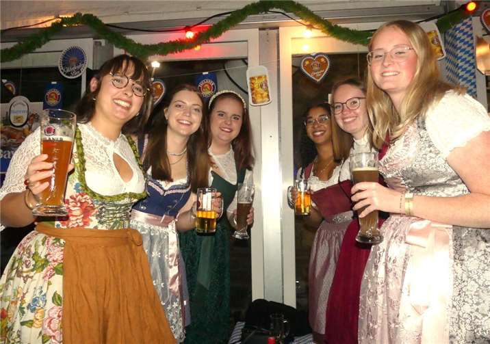 Fantasievolle Dirndl in allen Formen und Farben prägten einmal mehr das Outfit der feschen Madln.