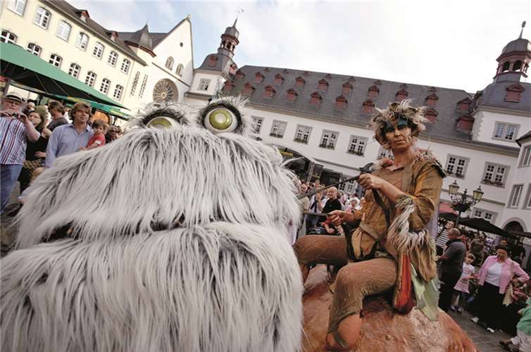 Kunterbunte Künstler und fantastisches Programm Fantasievolle Gestalten erfüllen die Altstadt zum Gauklerfest. Privat
