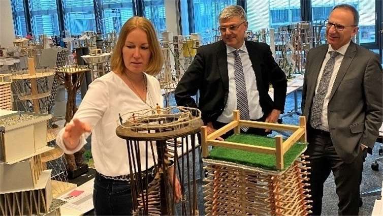 Fantasievolle Konstruktionen: Die Expertenjury aus Dipl.-Ing. (FH) Katharina Häuser, Dr.-Ing. Uwe Angnes und Prof. Dr.-Ing. Wolfgang Kurz legte die Platzierungen fest. Foto: Ingenieurkammer Rheinland-Pfalz/Irina Schäfer