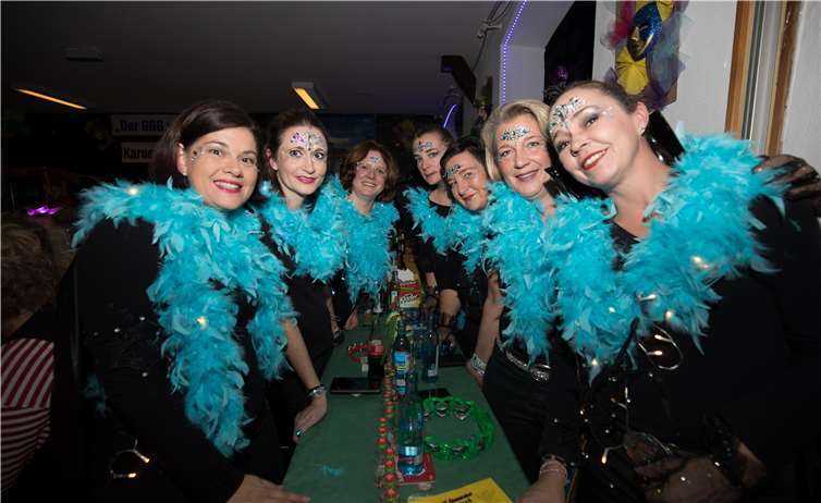 Fantasievolle Kostüme zierten den Saal.