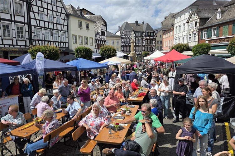 Fantastische Stimmung auf dem Linzer Marktplatz bei bestem Wetter.