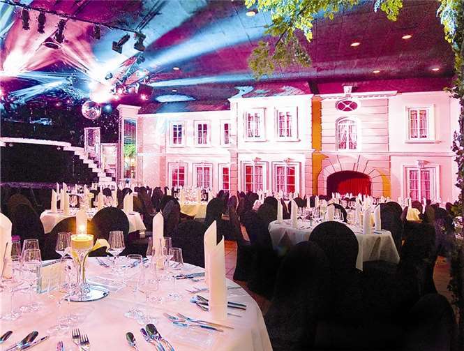 Fantissima präsentiert sich als ein Gesamterlebnis aus Entertainment mit Weltklasse-Künstlern, außergewöhnlichem Ambiente und einem 4-Gang-Gourmet-Menü. PHANTASIALAND