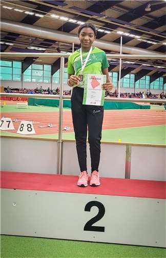 Fanwi Jikong wird Vizelandesmeisterin der W13 im Weitsprung mit 4,93 m.