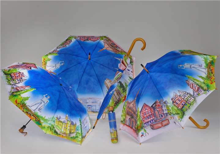 Farbenfroh durch graue Regentage gehen: Die neue Montabaur-Schirme sind da. Es gibt sie bei der Tourist-Info. (Bild: Stadt Montabaur / Nitz-Fotografie, Montabaur)