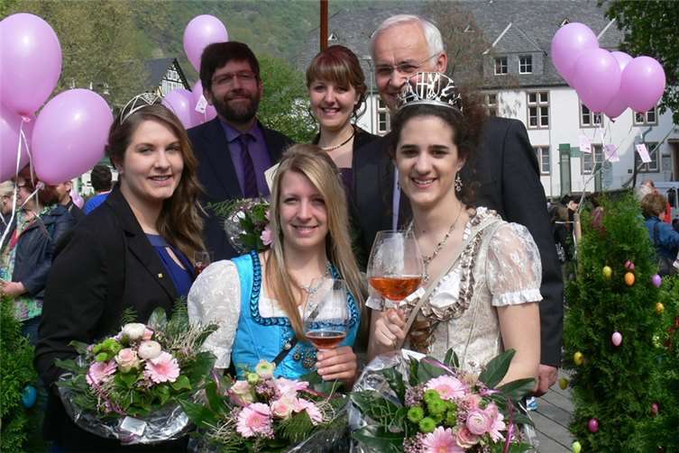 Farbenfroh ging es trotz fehlender Pfirsichblüten auf dem gleichnamigem Fest in Cochem zu. Weinbergpfirsich-Fee Annabell eröffnete das Event.TE