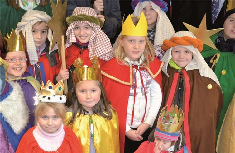 Farbenfroh haben sich die Sternsinger als Caspar, Melchior und Balthasar verkleidet. RFW