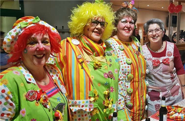 Karnevalistisches Gipfeltreffen der Möhnen Farbenfroh präsentierten sich die Möhnen aus der Rheingemeinde Kaltenengers.