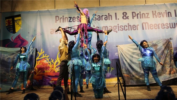 Farbenfroh und Motto getreu: die Showtanzgrupp Dorf Dancer.