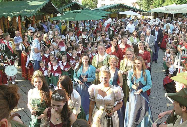 Farbenfroh war der Einmarsch ins kleine Weindorf auf dem festlich geschmückten Endertplatz.