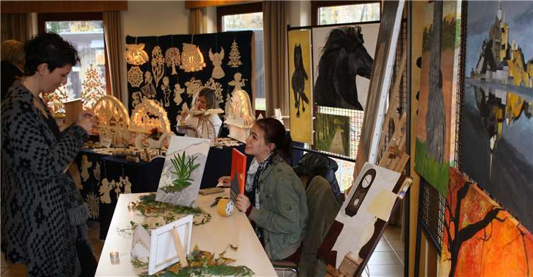 Farbenfrohe Gemälde mit unterschiedlichen Motiven und Stilrichtungen waren unter anderem die Hingucker bei der Jubiläumsausstellung. -TE-