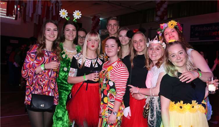 Farbenfrohe Kostüme bestimmten das Bild auf der Party.