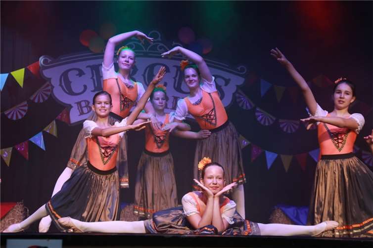 Farbenfrohe Kostüme, fröhliche Zirkusatmosphäre, mitreißende Musik sowie die beeindruckende tänzerische und schauspielerische Leistung entführte das Publikum in die Welt des Circus Ballerina. Foto: Ballettstudio Ballerina Remagen