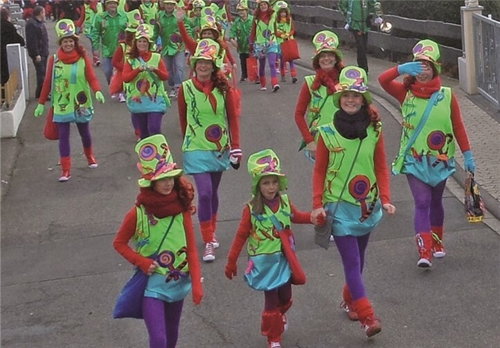 Farbenfrohe Lollipopkostüme präsentierte die Gruppe „Jeder wie er will“.