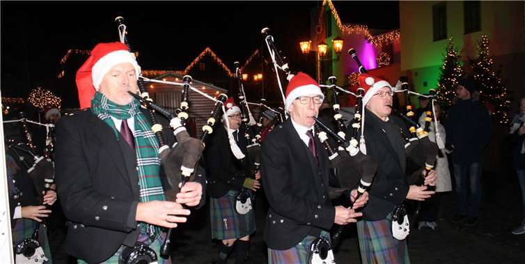 Farbenfrohe Unterhaltung zog so viele Besucher an, dass ein guter Platz manchmal schwer zu ergattern war.-TE-