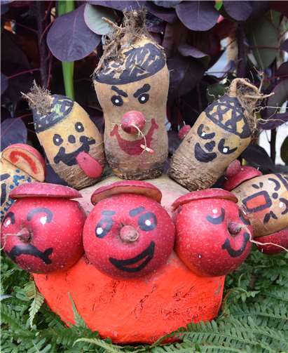 Farbenfrohe, fröhlich oder biestig dreinschauende Rummele werden geschnitzt. Privat