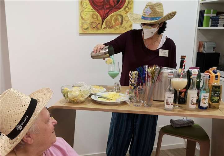 Farbenfrohe, gekonnt zubereitete Cocktails verbreiteten Karibik-Feeling im Hospiz. Foto: Hospiz Ahrtal gGmbH