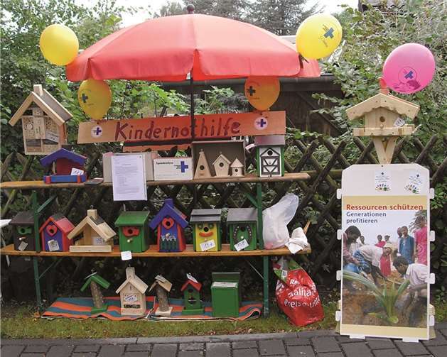 Farbenfrohe selbst gebastelte Vogelhäuschen wurden zugunsten der Kindernothilfe verkauft.