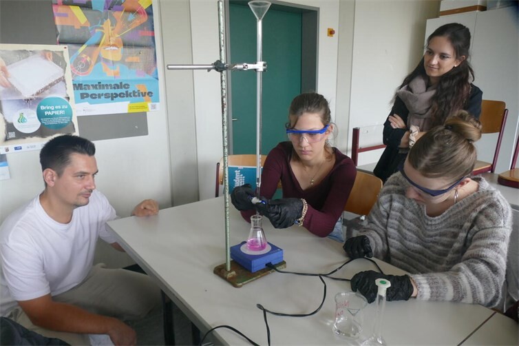 Farbenfrohe und praktische Übungen in der Chemie
