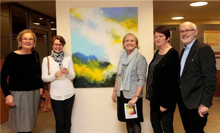Farbenfroher Auftakt in der VoBa: Gisela Götz (Kunsthistorikerin), Elke Czernohorsky (Kulturverein Daun), Künstlerin Sabine Prechtel, Dietlind Greifenhagen (EifelArt), Sigfried Czernohorsky (Kulturverein Daun).SES