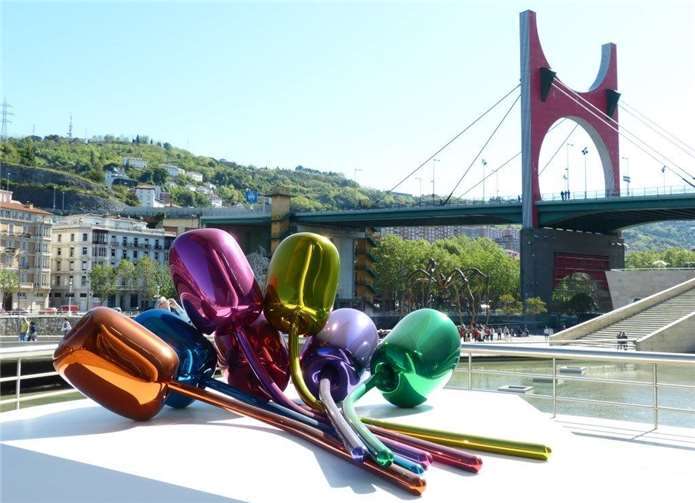 Farbenfroher „Tulpenstrauß“ auf der Terrasse des Guggenheim-Museums.