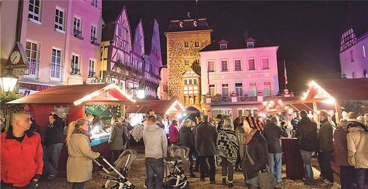 Farbig angestrahlt präsentieren sich das Rheintor und die Fachwerkhäuser auf dem Burgplatz. DL