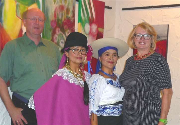 Farbrauschen: Laudator Dr. Dirk Tölke (li.), das Duo „Yillardy“ und Malerin Maria Kontz (re.) freuen sich über die gelungene Vernissage.Gemeinde Wachtberg/mf