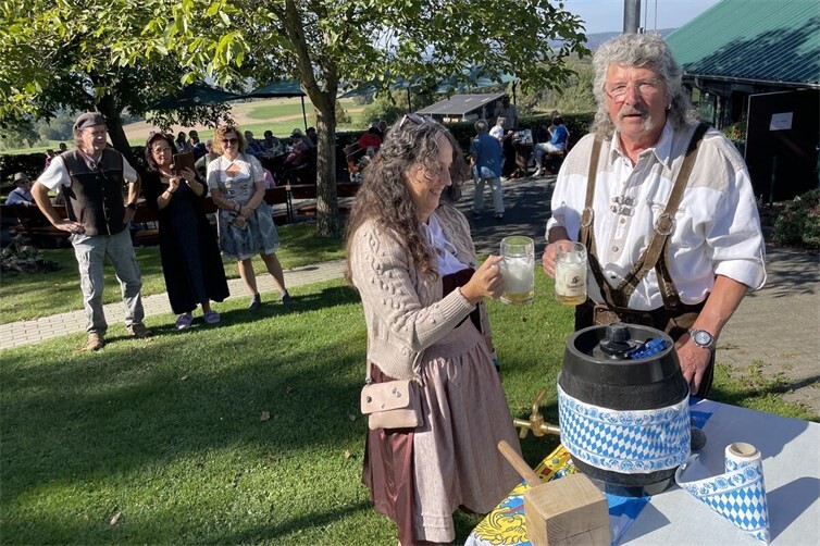 Fassansstich durch Bürgermeisterin und Vereinsvorsitzenden: In Ohlenberg wurde ausgiebig gefeiert.
