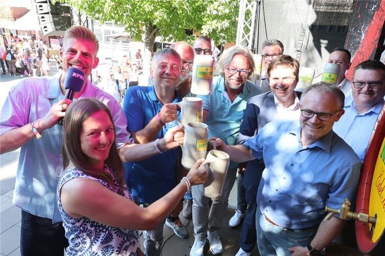 Fassanstich beim Deichstadtfestival.