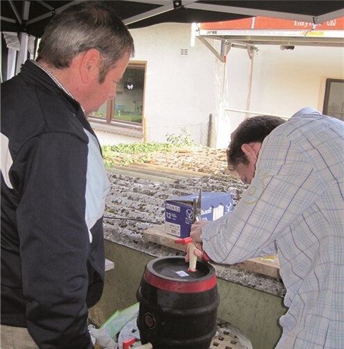 Fassanstich beim Fest zur „Fast-Straßenfertigstellung privat