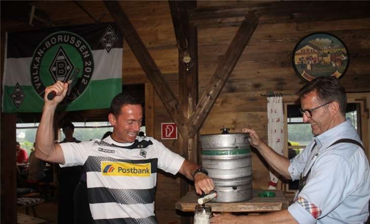 Fassanstich beim Sommerfest.