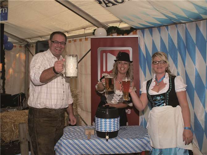 Fassanstich dann doch gut gelungen, zufriedene Gesichter und dann konnte zünftig gefeiert werden. AKK-Präsident Franz-Josef Möhlich, Schängelcher-Präsidentin Sandra Engel und 1.Vorsitzende der Schängelcher Jennifer Wey (v.l.).Udo Stanzlawski