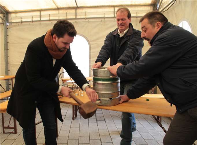 Fassanstich durch Stadtbürgermeister Oliver Krügel.