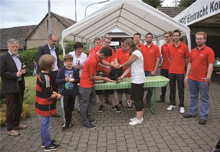 Fassanstich durch das Maikönigspaar Sabrina Ockenfels und Jonas Lambert.RÜ