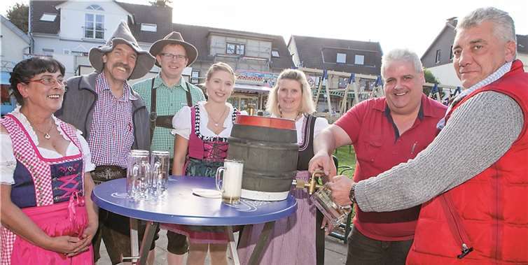 Fassanstich in Dirndl und Lederhose - bei der Karnevalsgesellschaft Rot-Gold Niederbachem Henseler Hof stand das Oktoberfest am und im Henseler Hof auf dem Programm. JOST